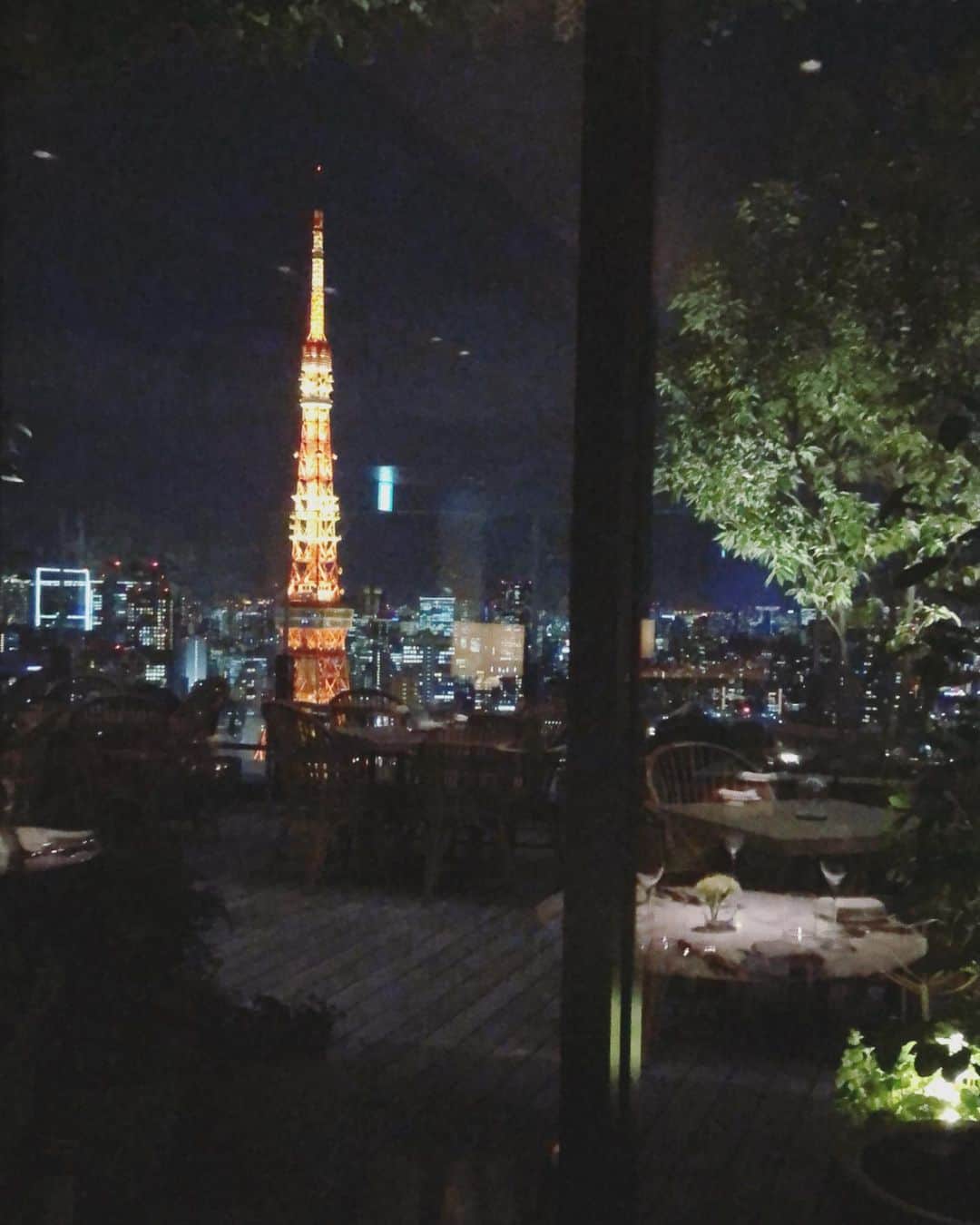 坂倉アコのインスタグラム：「Amazing stay at Edition hotel Toranomon....it was spectacular and mesmerizing💕✨✨  My new favorite hotel!  建築家の隈研吾さん×イアン・シュレイガーが夢のタッグを組んだ最先端のラグジュアリーライフスタイルホテル、“東京エディション虎ノ門”が東京、虎ノ門に10月20日にオープンしました。  今回はその東京エディション虎ノ門を手掛けた“イアン・シュレイガーさん”の通訳のお仕事でした。  ブティックホテルの生みの親であるイアン・シュレイガーさん。  あのアンディ・ウォーホル、サルヴァドール・ダリ、ミック・ジャガー、マイケル・ジャクソンなど世界中のVIPが毎晩集まった伝説のナイトクラブ、”Studio54”をプロデュースし、その後、数多くのライフスタイル、ラグジュアリー・ホテルをプロデュース、  そんな彼の作り出す空間は、溜息が出る程、洗練されていて美しくて随所にこだわっている。 モダン、最先端でありながらシンプルであり遊び心あり、西洋と東洋の文化が融合し合って出来たアーバンリゾート🏝  またすぐ行きたい💕✨ 31回のロビー・バー、レストランエリアのパノラマビューの夜景が本当に素敵で溜息が出るほどでした😍😍😍  #toranomonedition #editionhotel #ianshrager #boutiquehotel #design #modern #luxury #architecture #mesmorising #💫」
