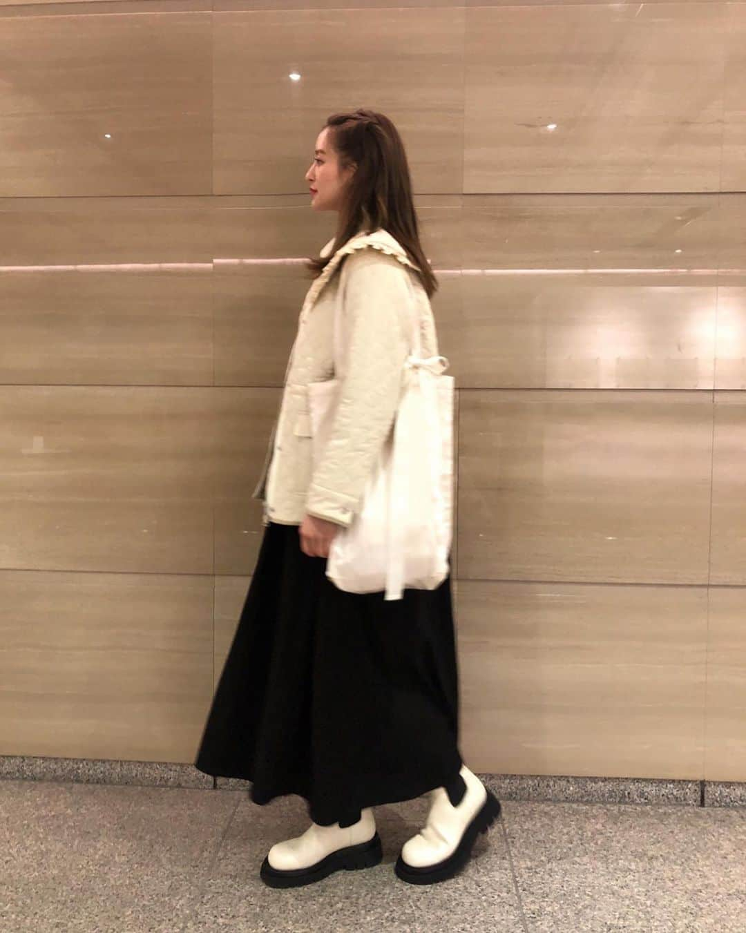 野崎萌香さんのインスタグラム写真 - (野崎萌香Instagram)「しふく⚪️⚫️⚪️  outer... @coel_y  bag... @maisonmargiela  Sub bag... @lanvin_en_bleu_womens  ONE PIECE... @akte_official  boots... @bottegaveneta」10月28日 23時30分 - moeka_nozaki