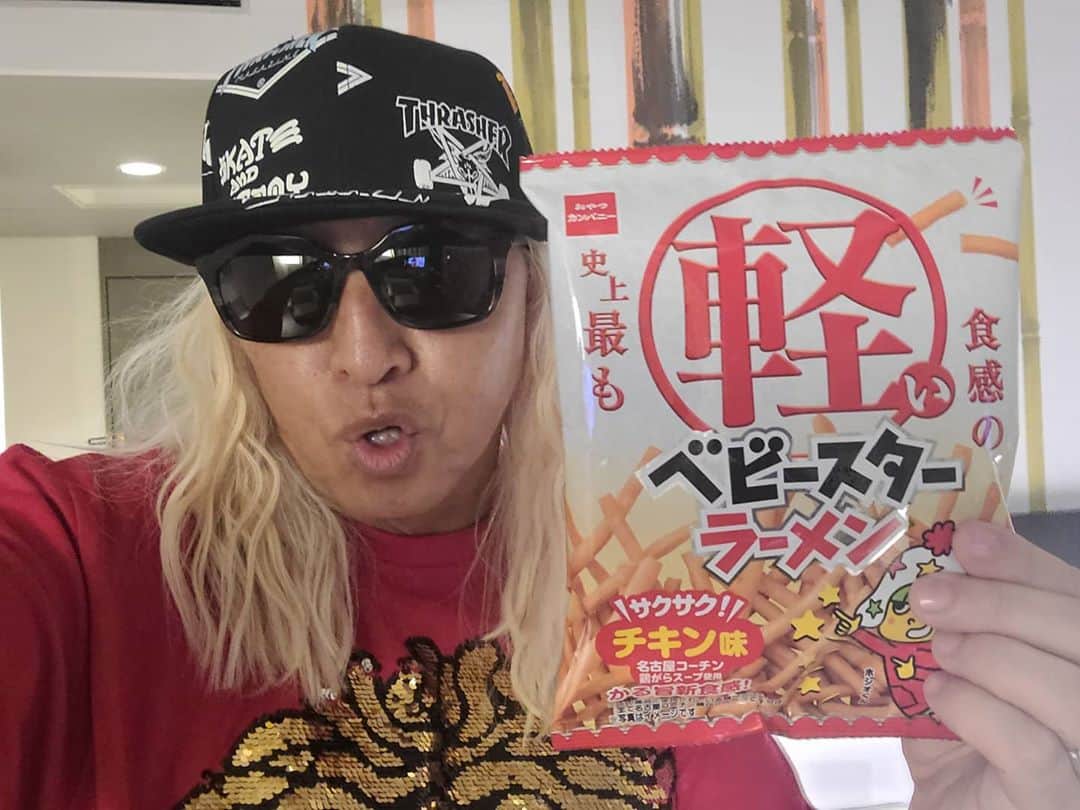 DJ KOOさんのインスタグラム写真 - (DJ KOOInstagram)「大阪に来ています！！ 夜のおやつにたまらない！！  #ベビースターラーメン ！！ これ食べたかったやーつ！！   #史上最も食感の軽いベビースターラーメン ！！ #DJKOO」10月28日 23時32分 - dj_koo1019