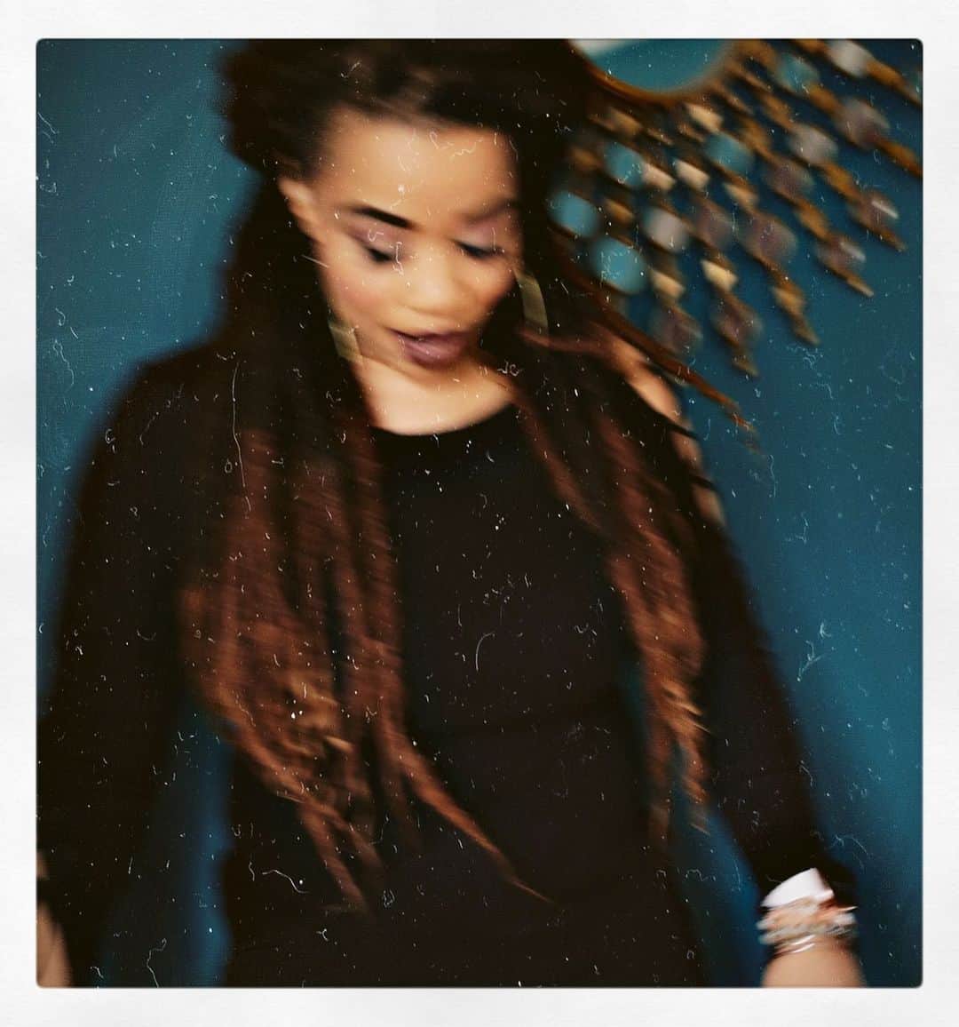 カミラ・マーシャルのインスタグラム：「Everything seems a little BLURRY these days. Hold on. ONE day at a time. YOU got THIS! Also, VOTE. • • • 📸 @avisreese #changegoncome #anewdawnanewday #loveeachother  #blurredlines」