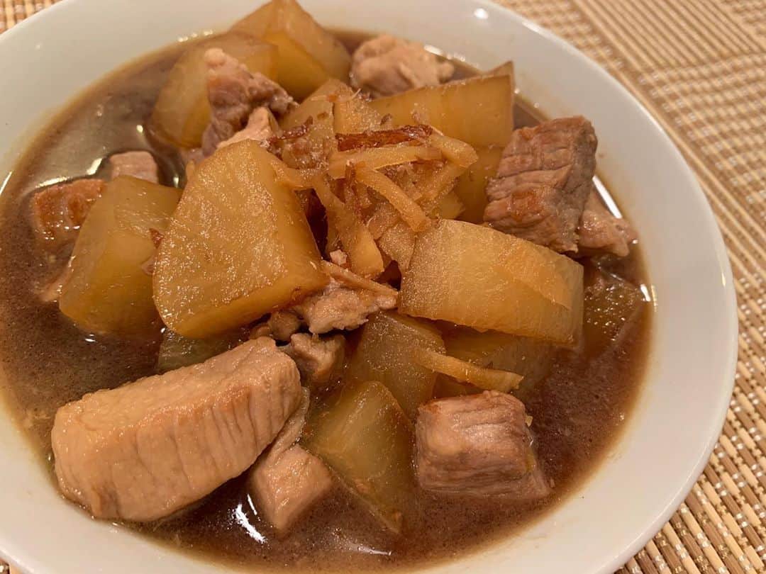 嶋梨夏さんのインスタグラム写真 - (嶋梨夏Instagram)「お家にあるもので煮物を作ろうと思って、豚の角煮用お肉と大根を生姜たっぷり入れて煮てみました😊💓体もポカポカしてとっても美味しかったしお腹いーっぱいになりました🥰✨✨✨ . . . . . #おうち時間 #stayhome #おうちごはん #自炊 #ごはん記録 #instafood #煮物 #大根 #豚肉 #アラサー女子 #丸顔 #ボブ #ぷに子 #ぽっちゃり #photooftheday #JAPAN #japanesegirl #avex #avexmanagement #instagood #followme #シマリカご飯 #しまりか手乗りごはん #ricashima #嶋梨夏」10月28日 23時34分 - shimarica_jp