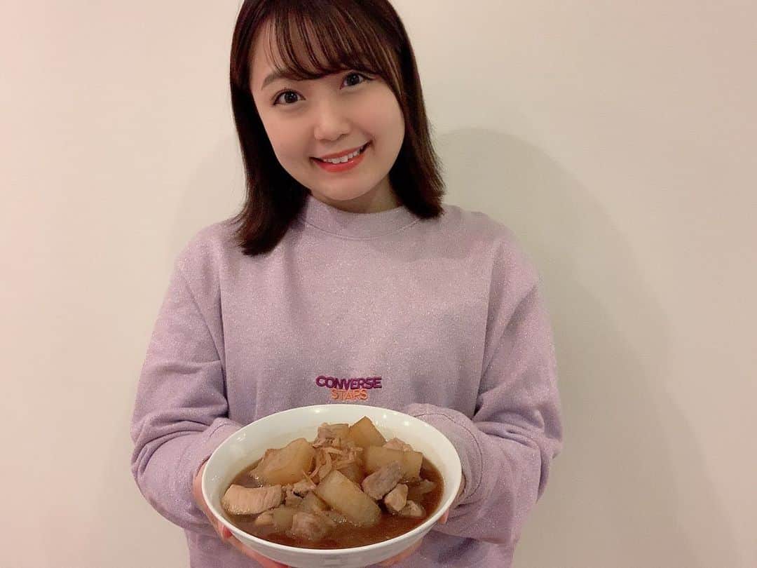 のインスタグラム：「お家にあるもので煮物を作ろうと思って、豚の角煮用お肉と大根を生姜たっぷり入れて煮てみました😊💓体もポカポカしてとっても美味しかったしお腹いーっぱいになりました🥰✨✨✨ . . . . . #おうち時間 #stayhome #おうちごはん #自炊 #ごはん記録 #instafood #煮物 #大根 #豚肉 #アラサー女子 #丸顔 #ボブ #ぷに子 #ぽっちゃり #photooftheday #JAPAN #japanesegirl #avex #avexmanagement #instagood #followme #シマリカご飯 #しまりか手乗りごはん #ricashima #嶋梨夏」