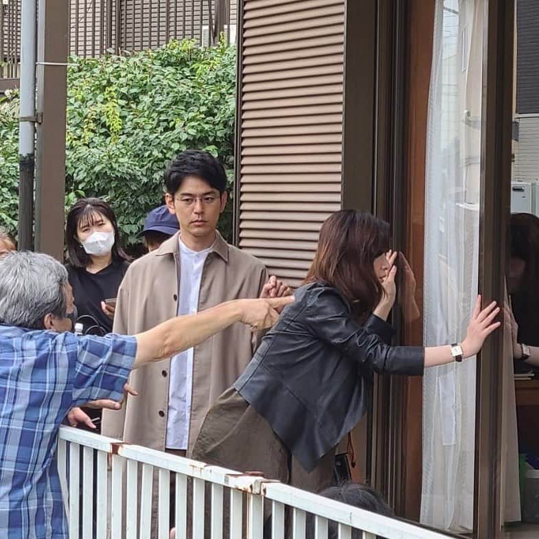 日曜劇場『危険なビーナス』【公式】のインスタグラム：「現場レポート　その31🐖🐖🐖 . . 第4️⃣話放送まであと4️⃣日‼️ 予告にも出てきたとあるシーンの撮影の様子😳 . 初めて行った場所だったのですが、ここは一体どこなのか...🐽💦 緊迫のシーンのようだったので私はモニターでチェック👀 . この謎は4話で明らかに💡 . そして、これまでのお話を一気に振り返る特別ダイジェストの放送が決定👏👏 4️⃣話の放送と同じ、11月1日の午後3時からです📺 . 途中参加のブルーナスも、そこで追いつくと意気込んでいます💨💨 . . #日曜劇場 #危険なビーナス #東野圭吾 #ブーナス #ブルーナス #ブーナスの現場レポート #妻夫木聡 #吉高由里子 #ディーンフジオカ #染谷将太 #中村アン #堀田真由 #結木滉星 #福田麻貴 #3時のヒロイン #R指定 #CreepyNuts #麻生祐未 #坂井真紀 #安蘭けい #田口浩正 #池内万作 #栗田芳宏 #栗原英雄 #斉藤由貴 #戸田恵子 #小日向文世」