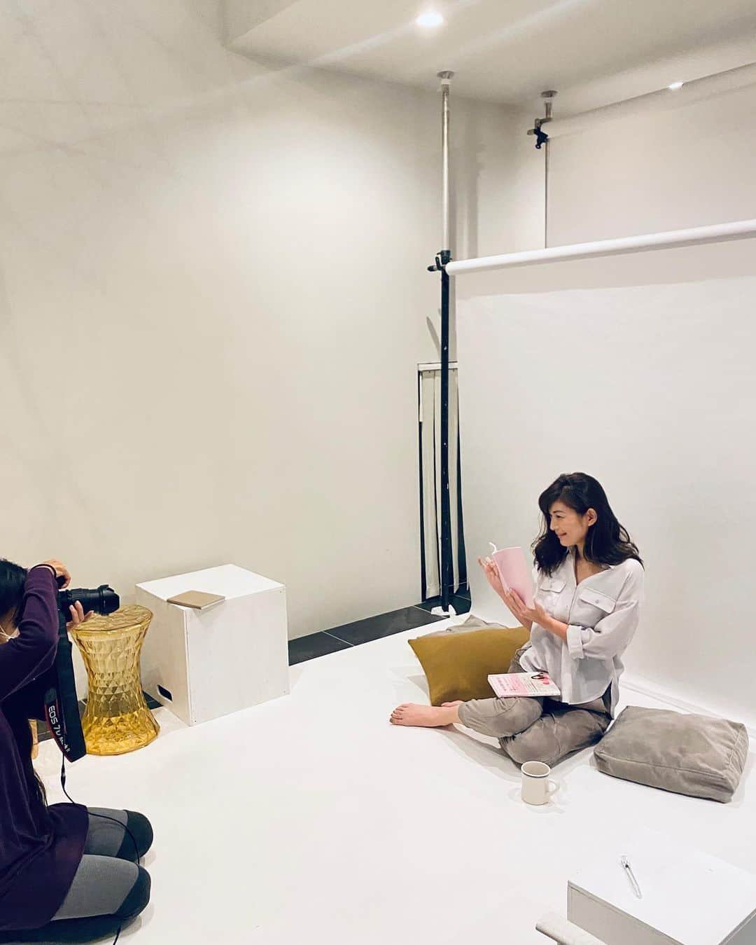 Hiroe Hiranoさんのインスタグラム写真 - (Hiroe HiranoInstagram)「人生の中で出会える人は﻿限られている。 出会う人•コトは﻿、全て必然。  Everything is meant to be 🌿 ﻿ 10年続けてきて3000人以上の女性たちと 向き合ってきた #美プロフィール撮影会。﻿  このコンテンツを通して、﻿ 一人一人の人生と向き合い、大切に育ててきました。 ﻿ 唯一無二の自分の魅力。﻿ ﻿ 知らなかった自分に出会えることも。﻿ 自分の素晴らしさを感じることも。 ﻿ 他者を通して、気づき学ぶこと。﻿ #全てギフトだ。﻿ ﻿ ﻿ 今回もたくさんの女性の顔と心と﻿ 人生に触れることができ、﻿しあわせな時間🌱﻿  明日も朝から楽しみまーす❣️ わたしのライフワーク。 葉山の海から１分ほどのヴィラにて🌳🌳🌳  相方のナシャールと想いを語った初動画を 撮ってみたので、明日あたりシェアしたいと思います☺️✨ 良かったらご覧ください。 ﻿ 一人一人のお客様とやり取り。﻿ 嬉しいお礼のお言葉をいただきもう胸がいっぱい。﻿ ﻿ ありがとう💓  撮影会を受けたい方は、 TOPのホームページから。﻿ 事前予約登録を🌟﻿ ﻿ 家族写真もウェルカムだよー❤️ ﻿ Produce by #平野宏枝 ﻿ #美プロフィール撮影会  #フォトセラピー #メイクセラピー  #撮影 #プロフィール写真 #セルフイメージ  #すべての女性は美しい  #光 #日本 #profile #photo #photosession #japanesewoman  #未来のキービジュアル  #世代は様々 #マタニティフォト #RETREATPHOTOSESSION  #RETREAT  #自己肯定感　  ウェルネススイーツ @sanctuaryfoods のバナナブレッドも好評💓🍌」10月28日 23時36分 - hiroe_hirano