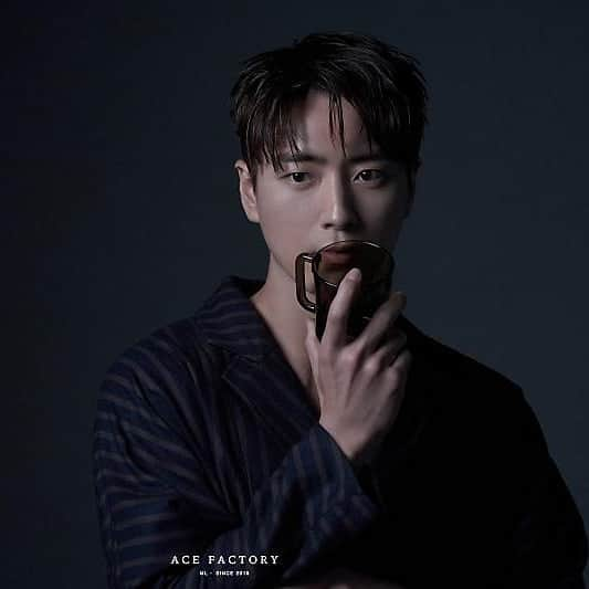 イ・ジュニョクさんのインスタグラム写真 - (イ・ジュニョクInstagram)「[ACE FACTORY NAVER POST OPEN] 이준혁 인생이 화보다👍 ⠀ 📮 http://naver.me/59A3VmFz ⠀ #이준혁 #Leejunhyuk #GQ #11월호 #화보 #비하인드 #화보인생 #네이버 #포스트 #naver #post #에이스팩토리 #acefactory #ACECUT📸」10月28日 23時36分 - leejunhyukfanpage