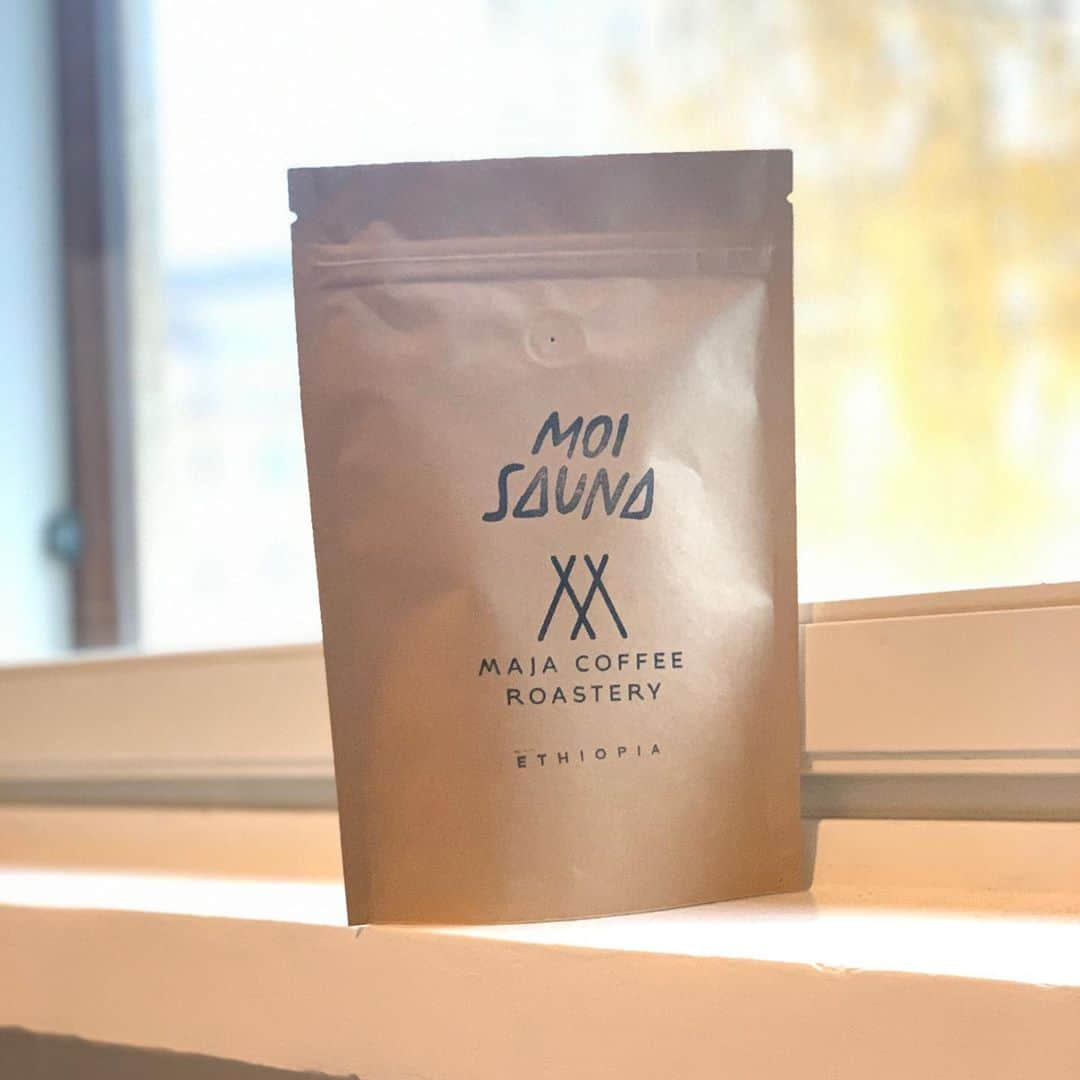 田中亜土夢さんのインスタグラム写真 - (田中亜土夢Instagram)「. MOI SAUNA x MAJA COFFEE ROASTERY  @moi.sauna x @majacoffeeroastery   フィンランドからクリスマスコーヒーを日本へ届けたい。 そんな思いでMAJA COFFEEさんへコラボの話をしたところ快く受けてくださいました！本当にありがとうございます！Kiitos🙏 買って頂いた皆さんには僕が現地で買い付けたクリスマスカード付きです♪期間限定発売11/8まで！  MAJA  COFFEEについての記事の中からウェブショップへ飛べます！プロフィール画面からmoisauna.comへ  #フィンランド #フィンランドコーヒー #カフェ #ヘルシンキ #kahvi #クリスマスコーヒー #モイサウナ #moisauna」10月28日 23時47分 - atom_tanaka_official