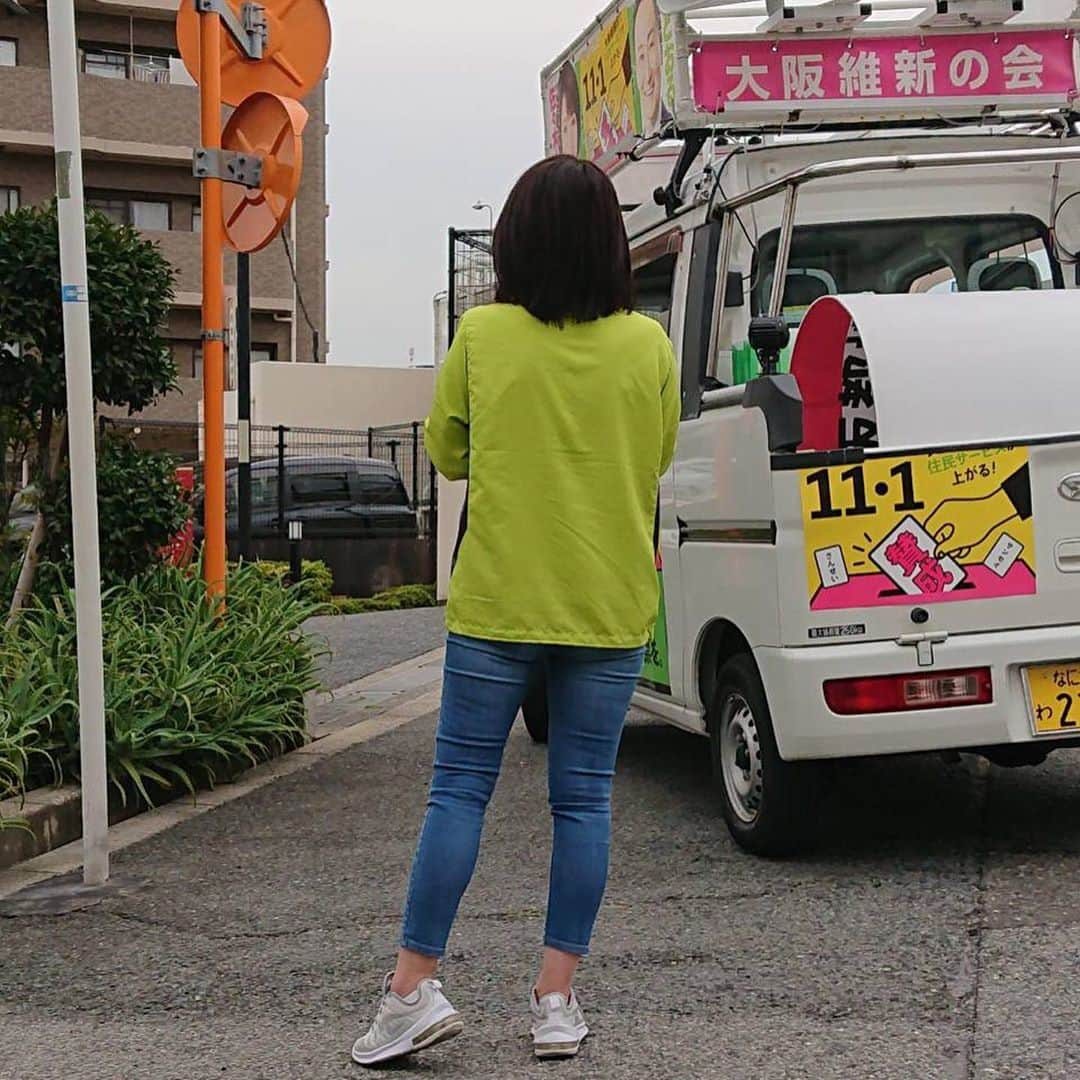 佐々木梨絵さんのインスタグラム写真 - (佐々木梨絵Instagram)「今日の最後の駅立ちは住吉大社でした。  駅立ちに限りませんが街頭に立つ際に避けては通れないのが、言われなき中傷や暴言の類いです。  それでも、こちらの主張に対するものであり興味を持たれている証なので、いつもは笑顔で対応します。  ところが、今回は全く性質が違いました。  小学生高学年と思しき10人前後の男の子グループの内の一人が、私の演説中、すれ違いざまにいきなり 「クソ！死ね！」 と言って去って行ったのです。  周囲にはもちろん演説を聞いて下さる方々も多数いらしたのですが、私はその死ねという言葉を到底許すことが出来ませんでした。  人には超えてはいけない一線があるからです。  そのグループを追い掛け、 「死ねという言葉は絶対にダメ！その言葉で本当に死んでしまう子もいるんだから‼️」 と思わず言いました。  私の剣幕に驚き、子どもたちは蜘蛛の子を散らすように去って行きました。  残った一人の子には、もしかしたら発言主ではなかったかもしれないことを謝罪しつつ、もしそうでなかったら、死ねと言った子には私の言葉を伝えておいてと伝えました。  日々の政治活動では辛いことも付きものですが、何よりも子ども世代から、何の痛みも伴わずに、当たり前のように「死ね」という言葉が出て来たことに大変なショックを受け残念な気持ちです。  この点に関して、最近、大阪市で起きてはならない中学生の自殺案件が連続して起こりました。  取り返しの付かない、悔やんでも悔やみきれない事件です。  2度とこのような悲しいことが起きてはなりません。  やはり、1つの教育委員会だけで420校全てを管理することなんて限界を超えた話なのです。  この問題点を解決するために、学力・不登校・いじめ問題など、4つの教育委員会でキメ細かいサポートをすることが有効です。  それが可能になるのが都構想です。  公務員の皆さんは就職時に高倍率の試験を経て選抜された優秀な方々です。  大阪市から特別区になることで、公務員を志した当初の思いからすれば複雑な気持ちを覚えられるかもしれません。  しかし、考えてみてください。  公務員の方々も、もちろん私たち政治家の仕事は、この大阪の更なる成長と、住民の皆さまの幸ある暮らしをお手伝いする素晴らしい仕事です。  新たなポジションや立場になったとしても、これからも大阪を支え、皆さんの生活を守り、今よりもっと向上させることが出来るはずです。  大阪の街を、そして大阪に暮らすすべての人々を守るために、大阪都構想に賛成してください。  どうか、どうかよろしくお願いいたします。  #大阪都構想 #都構想 #だから私は大阪都構想 #私は大阪都構想に賛成します #大阪はひとつになって強くなる」10月28日 23時55分 - sasaki__rie