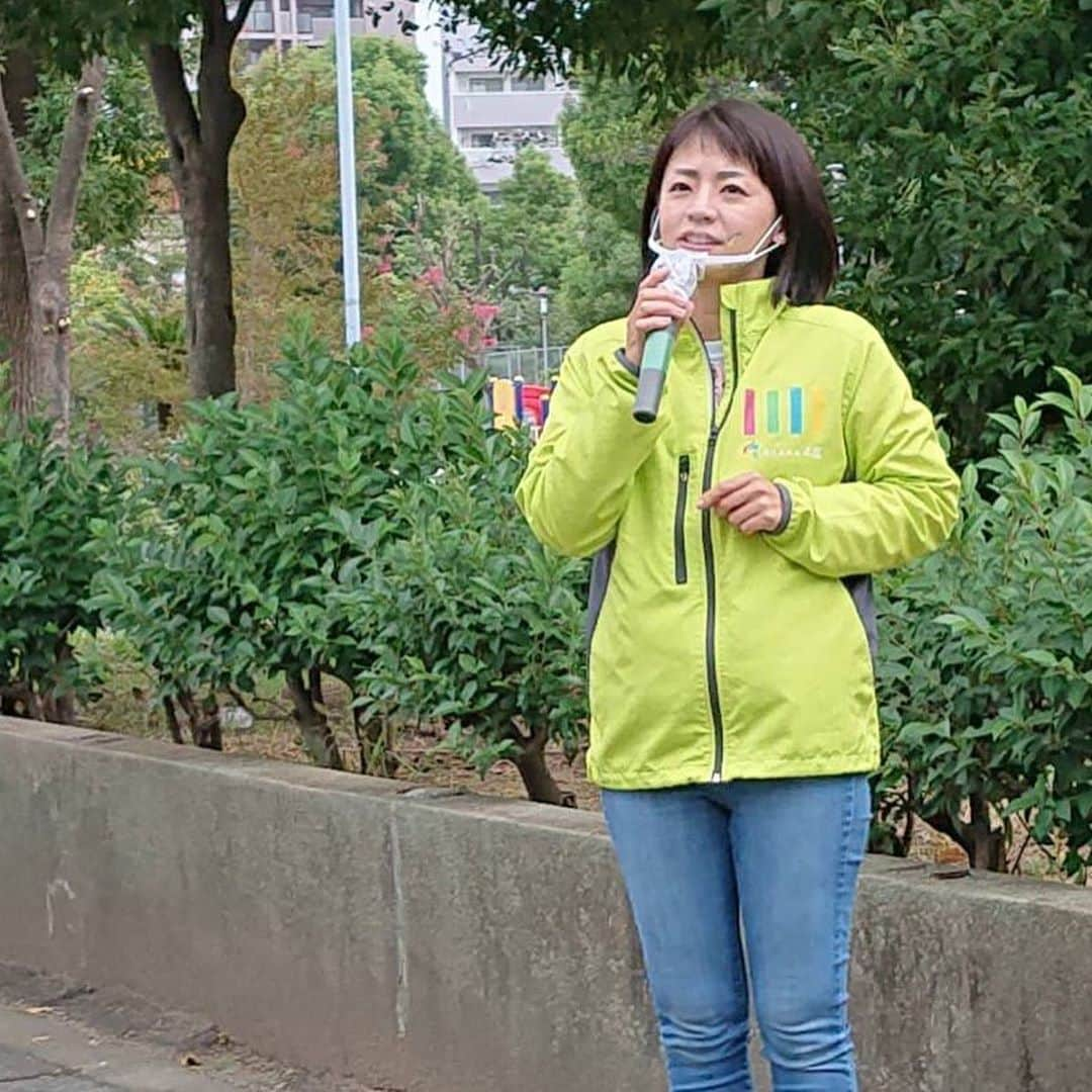 佐々木梨絵のインスタグラム：「今日の最後の駅立ちは住吉大社でした。  駅立ちに限りませんが街頭に立つ際に避けては通れないのが、言われなき中傷や暴言の類いです。  それでも、こちらの主張に対するものであり興味を持たれている証なので、いつもは笑顔で対応します。  ところが、今回は全く性質が違いました。  小学生高学年と思しき10人前後の男の子グループの内の一人が、私の演説中、すれ違いざまにいきなり 「クソ！死ね！」 と言って去って行ったのです。  周囲にはもちろん演説を聞いて下さる方々も多数いらしたのですが、私はその死ねという言葉を到底許すことが出来ませんでした。  人には超えてはいけない一線があるからです。  そのグループを追い掛け、 「死ねという言葉は絶対にダメ！その言葉で本当に死んでしまう子もいるんだから‼️」 と思わず言いました。  私の剣幕に驚き、子どもたちは蜘蛛の子を散らすように去って行きました。  残った一人の子には、もしかしたら発言主ではなかったかもしれないことを謝罪しつつ、もしそうでなかったら、死ねと言った子には私の言葉を伝えておいてと伝えました。  日々の政治活動では辛いことも付きものですが、何よりも子ども世代から、何の痛みも伴わずに、当たり前のように「死ね」という言葉が出て来たことに大変なショックを受け残念な気持ちです。  この点に関して、最近、大阪市で起きてはならない中学生の自殺案件が連続して起こりました。  取り返しの付かない、悔やんでも悔やみきれない事件です。  2度とこのような悲しいことが起きてはなりません。  やはり、1つの教育委員会だけで420校全てを管理することなんて限界を超えた話なのです。  この問題点を解決するために、学力・不登校・いじめ問題など、4つの教育委員会でキメ細かいサポートをすることが有効です。  それが可能になるのが都構想です。  公務員の皆さんは就職時に高倍率の試験を経て選抜された優秀な方々です。  大阪市から特別区になることで、公務員を志した当初の思いからすれば複雑な気持ちを覚えられるかもしれません。  しかし、考えてみてください。  公務員の方々も、もちろん私たち政治家の仕事は、この大阪の更なる成長と、住民の皆さまの幸ある暮らしをお手伝いする素晴らしい仕事です。  新たなポジションや立場になったとしても、これからも大阪を支え、皆さんの生活を守り、今よりもっと向上させることが出来るはずです。  大阪の街を、そして大阪に暮らすすべての人々を守るために、大阪都構想に賛成してください。  どうか、どうかよろしくお願いいたします。  #大阪都構想 #都構想 #だから私は大阪都構想 #私は大阪都構想に賛成します #大阪はひとつになって強くなる」