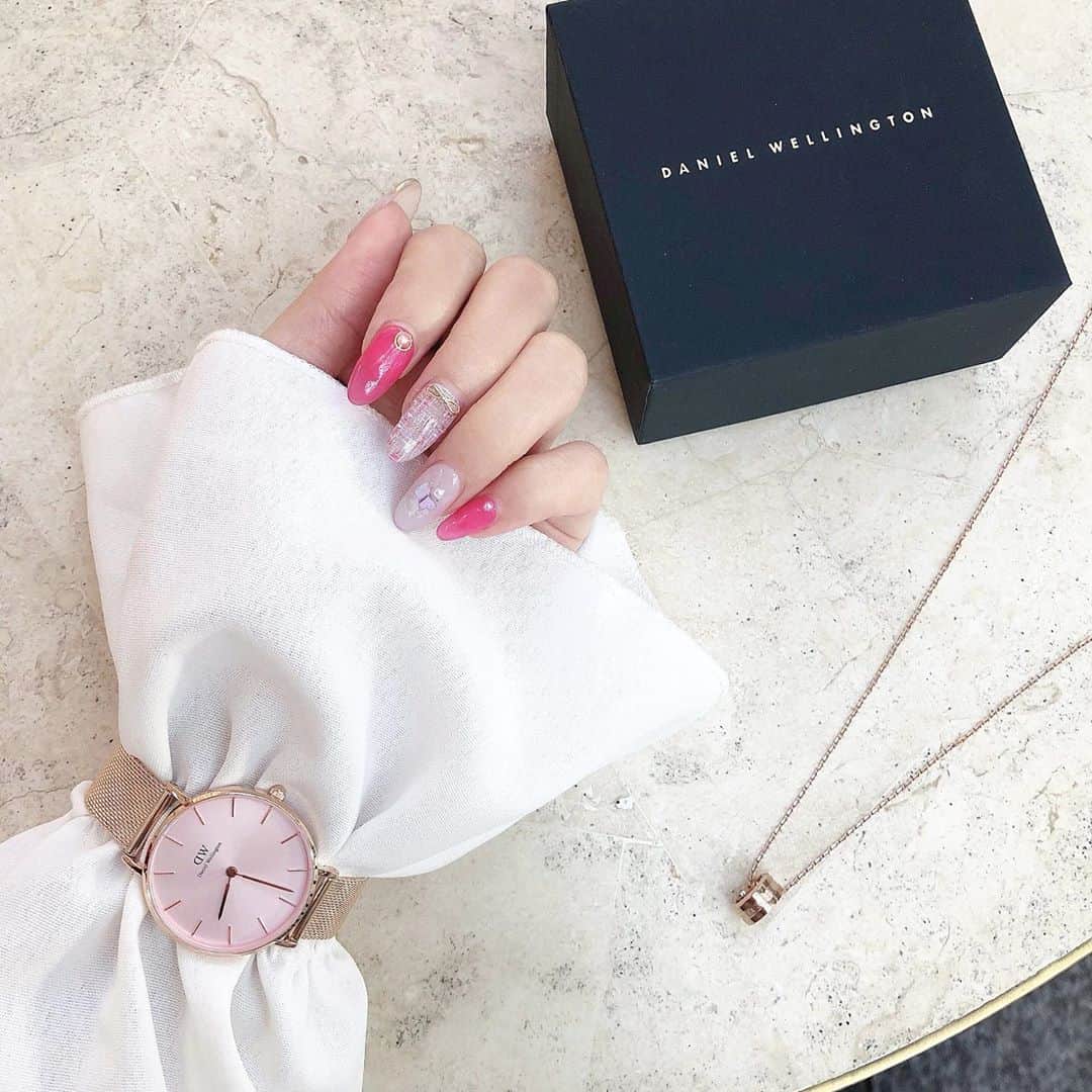のインスタグラム：「. . @danielwellington  Thank you…💞 . 今回のネイルは秋冬定番のツイードアートを入れつつ、 色味はピンクでガーリーにしたよ💅🏻 . #danielwellington #dwピンクメッシュ #pr」