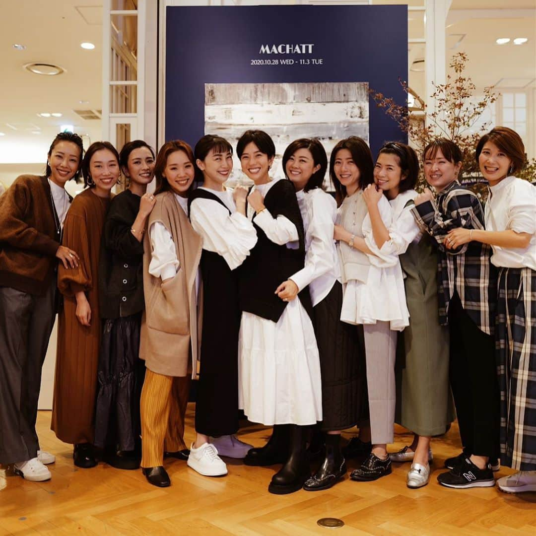 正中雅子さんのインスタグラム写真 - (正中雅子Instagram)「2020FW POPUP初日、本当に本当に沢山のお客様にご来店頂き驚きと感謝の気持ちでいーっぱいになりました😭🙏💙 * 朝から16時までは初めての抽選入場という形でドキドキしました🥺 そして閉店まで入場制限がかかりお待たせしたお客様も多くお忙しい中足を運んでくださり本当にありがとうございました🙏 * 1年ぶりのPOPUPで、前回を上回るお客様にご来店頂き実際に手に取って頂き色んなお客様の喜んでくださるお顔が見れて胸がいっぱいになりました！ * オープンからMACHATTの服を着て沢山の方が並んでくれているのを見てスタッフと涙が出そうになりました🥺😭🤍 * そして、明日からはフリー入場となりますが混雑時は随時店頭にて阪急のスタッフさんが整理券配布という形になります！ * ご不便をおかけすることもありますがどうぞ宜しくお願いします🤍 * そして、昨日も夜遅くまで設営、朝も早くからオープン準備をかなりのハイテンションで共にしてくれた愉快な大好きな仲間たち❤️❤️❤️ * 写真は朝からチームで　@___________11h & 逆に朝早くから1番に来てくれていた　@sosuke_style のフルメンバーで初日を楽しみました！ * みんなのパワーにすごく背中押してもらえる！愛だね🤝🤍 * 明日からもフルメンバーで1人でも多くのお客様に楽しい時間とワクワクする空間を共有できるようにスタッフ一同努めて参りますのでご来店を心よりお待ちしております💛💛💛 * おやすみなさい🌙みなさま、沢山のタグ付けもありがとうございます😊 * #MACHATT #machattpopup」10月28日 23時56分 - masacoshonaka