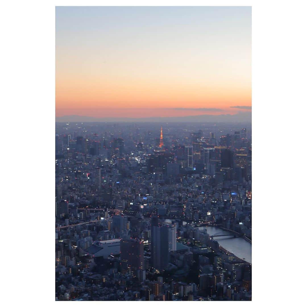 森脇加奈子のインスタグラム：「🗼  『私のTwitterとInstagramはそれぞれ別の時間軸にあります』  先日撮った写真… やっぱりこの存在感がいいですね！  東京タワーが好きでたまに登りに行っちゃうんですが、景色を見て東京タワーが無い街並みにやっぱりちょっと物足りなさを覚えます  東京タワーが好きで登りたいのにそこからの夜景には東京タワーがないというジレンマ…しかしながら東京タワーはこの街に一つだけだからこそ、その存在感を増します…どうしたらいいんだ…  #スカイツリーに登りました」