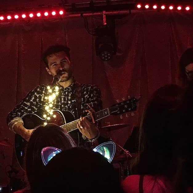 マイケル・マラーキーのインスタグラム：「🚨 THIS FRIDAY: Live Stream Solo Show!  All you have to do is SUBSCRIBE to my channel for $5 via this LINK: https://m.twitch.tv/michaelmalarkeyofficial/profile  *3 years ago on the #Mongrels tour we played two very special sold out shows in my second hometown of London, UK.  I. Miss. This. So. Much. 🐺🖤💀」