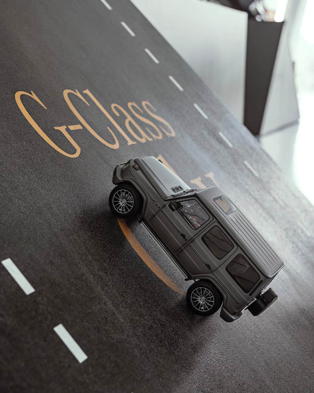メルセデス・ベンツさんのインスタグラム写真 - (メルセデス・ベンツInstagram)「Stronger than gravity: the Mercedes-Benz G-Class miniature model. Get it now by clicking on the shopping tag. #MercedesBenz #Gclass #strongerthantime」10月28日 23時48分 - mercedesbenz