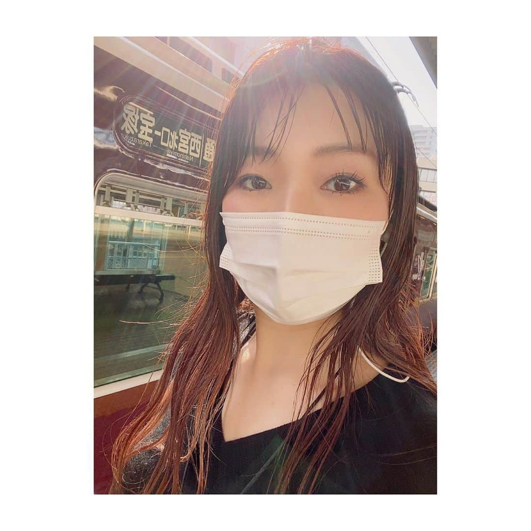 香音有希さんのインスタグラム写真 - (香音有希Instagram)「久しぶりの宝塚の街を満喫☺️✨ . 阪急電車に乗れてテンションMAX マスクしてても顔がニタついてる😷 小豆色と車内の抹茶色..ああ落ち着く~。 行きつけの大好きなカフェ、ミュゲさんでは ランチを頂きました🙏✨ 私の理想の完全食！！！！！！✨ お野菜たっぷり。お味も最高。雰囲気最高。完食です🤤 . そして新しい宝塚ホテルに宿泊しました。 綺麗ですね~ お部屋の中も華やかで夢の様な空間でした☺️✨ トップスターさんの展示スペースは 旧宝塚ホテルを思い出す懐かしさもありなんだか嬉しかったです。 またまたテンションが上がりすぎて 動画撮りながら声がだだ漏れてる..  今度は宝ホでお茶もしたいなぁ~(*´-`)☕️美味しそうなアフタヌーンティーを召し上がってらっしゃる方がいました☺️❤️ . . 短時間でしたがこの街にいるというだけで懐かしく、嬉しい気分になります。 また来れるのを楽しみに✨ .  #宝塚散歩 #阪急電車#今津線 #逆瀬川#カフェ#ミュゲ #宝塚ホテル#リニューアルオープン  #大階段#シシィも発見#美しい空間」10月28日 23時49分 - kaonyuki_yukako