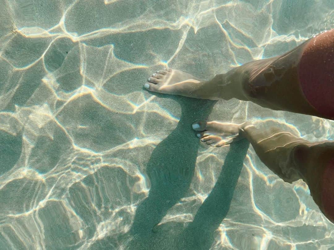 シャニーナ・シャイクのインスタグラム：「Happiness for me is .... crystal clear water」