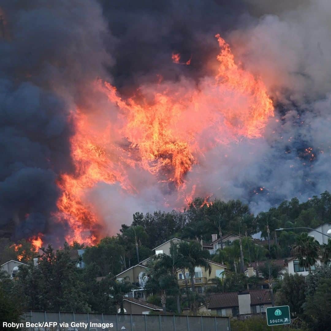 ABC Newsさんのインスタグラム写真 - (ABC NewsInstagram)「Flames are seen near homes off the 71 freeway at the Blue Ridge Fire in Chino, California. The blaze had scorched more than 15,000 acres and destroyed one house as of Tuesday evening. #blueridgefire #chino #california #wildfire」10月28日 23時50分 - abcnews