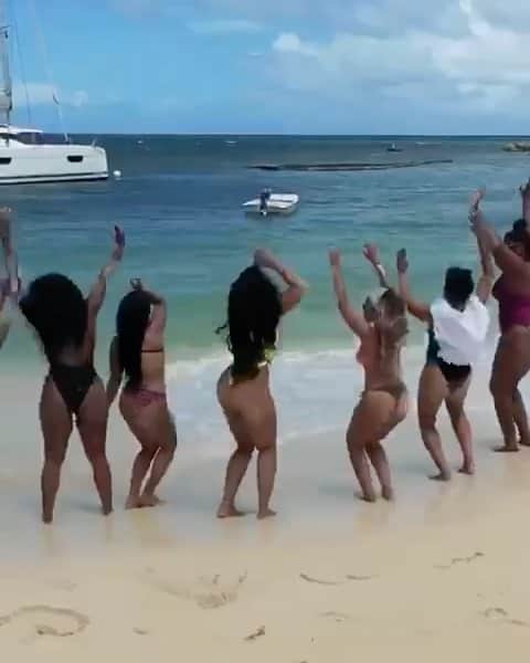 アシャンティのインスタグラム：「Moments like these... 🤣💃🏾💕🎉🌴 📸 @pgsilver @fliphd_life」