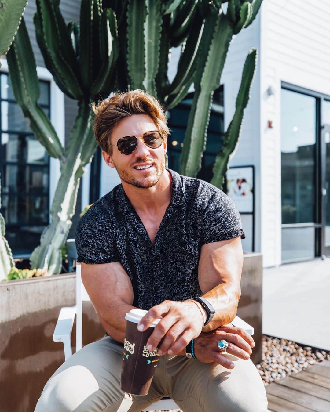 スティーブ・クックのインスタグラム：「My goal is to be the first PhD in “Taking pictures looking Jacked while holding coffee” Includes classes like- “small cups = bigger biceps 101”, “Morning light outta sight 102”. What are the other classes?」