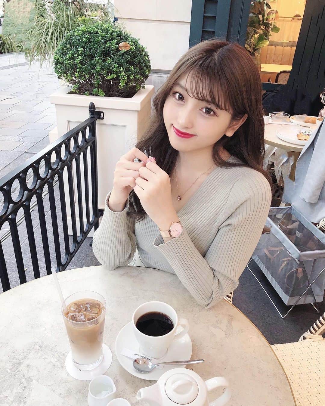 のインスタグラム：「. . @danielwellington  ダニエルウェリントンの新作の腕時計とネックレス✨ . ピンクゴールドで肌馴染みがいいし、 何より文字盤がピンクで可愛いの！♡ . ワンピースはSNIDELだよ🦋 . #ダニエルウェリントン #dwピンクメッシュ #pr」