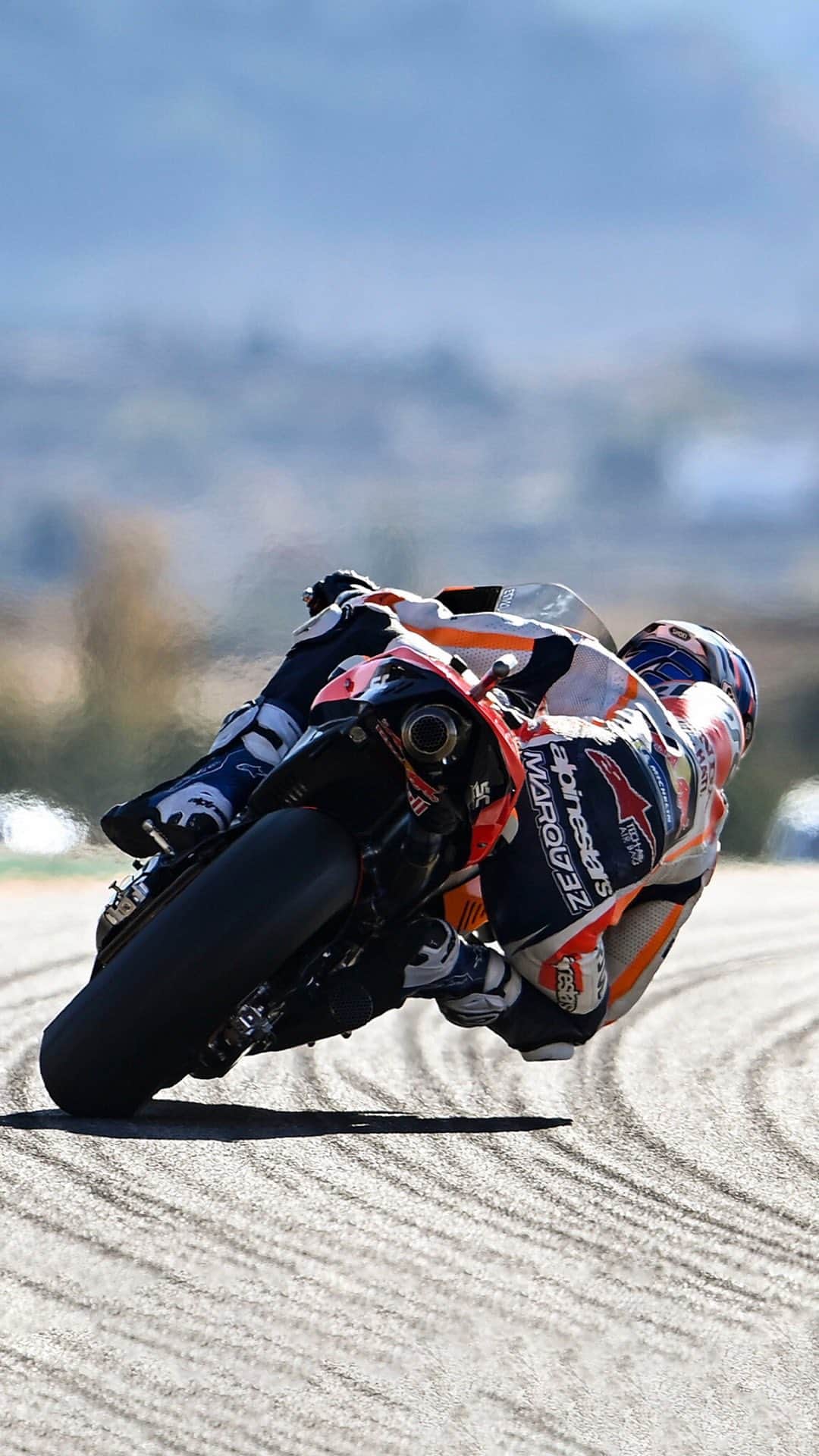 レッドブルのインスタグラム：「twerking, but make it MotoGP 👀 🏍  w/ @marcmarquez93   #redbull #givesyouwiiings #motorsports #motoGP #motorcycle」