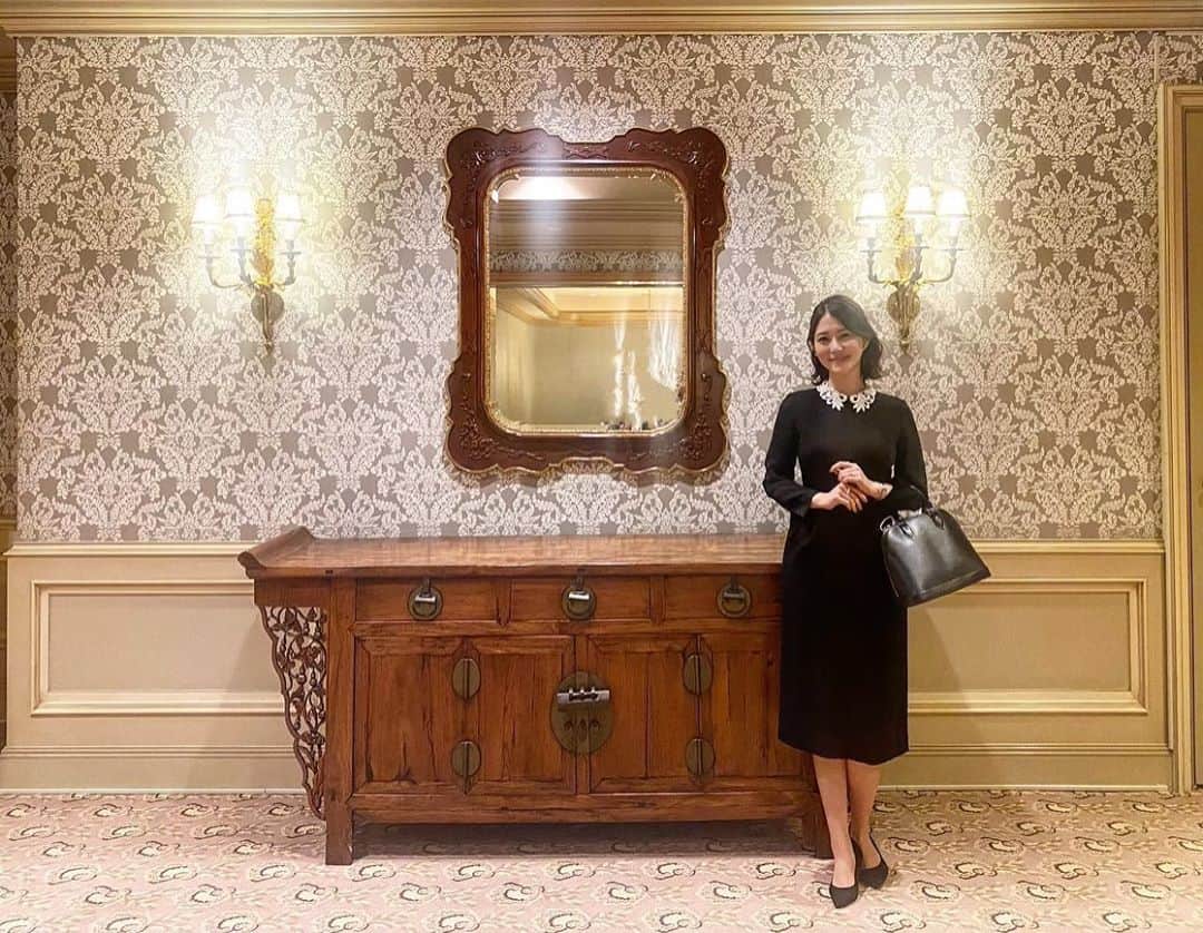のインスタグラム：「* ホテル椿山荘東京のクラシカルで重厚感のある感じが大好き✨ @hotelchinzansotokyo_official  * そして、ホテルで働くスタッフの方々はいつも温かくて、丁寧で、優しくて。 とても安心できます😌🍵 この日もお外で食事をしている私達に、白のホットワインを持ってきて下さったり、雲海が1番綺麗に見える写真スポットを教えてくださったり‥ * 綺麗な雲海、美味しいお食事、素敵なおもてなしで、本当に最高の1日になりました♪ @tokyo_joshibu   #東京雲海 #椿山荘 #ホテル椿山荘東京 #雲海　#東京女子部 #霧の庭園」