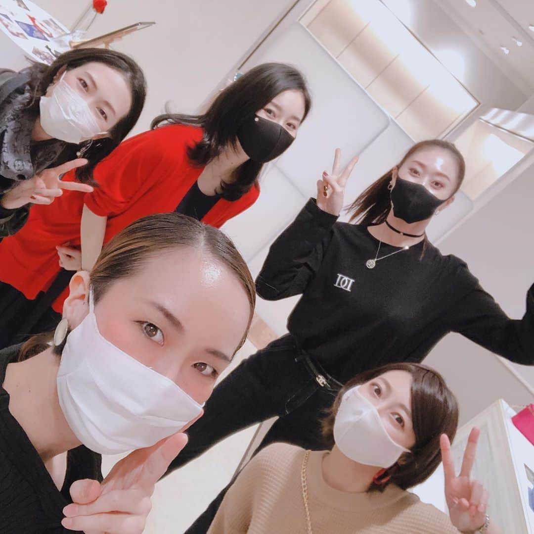 貴千碧さんのインスタグラム写真 - (貴千碧Instagram)「連日沢山の方との再会❤️❤️😭‼️ みんなー‼️会いたかった😭✨ 日比谷まで足をお運び頂けることの幸せを噛みしめてます。 上級生、下級生、日頃お世話になってる方々や大好きな人たちと☺️🙏 そして2日目にして又々新しい嬉しいご縁も…☺️🙏❤️ ありがとうございますという言葉では足りないくらい本当に感謝の気持ちでいっぱい✨🙏💐  明日も佳き日になりますように☺️✨✨  皆様、本当に本当にありがとうございます‼️‼️  #幸せ」10月28日 23時59分 - ao_takachi