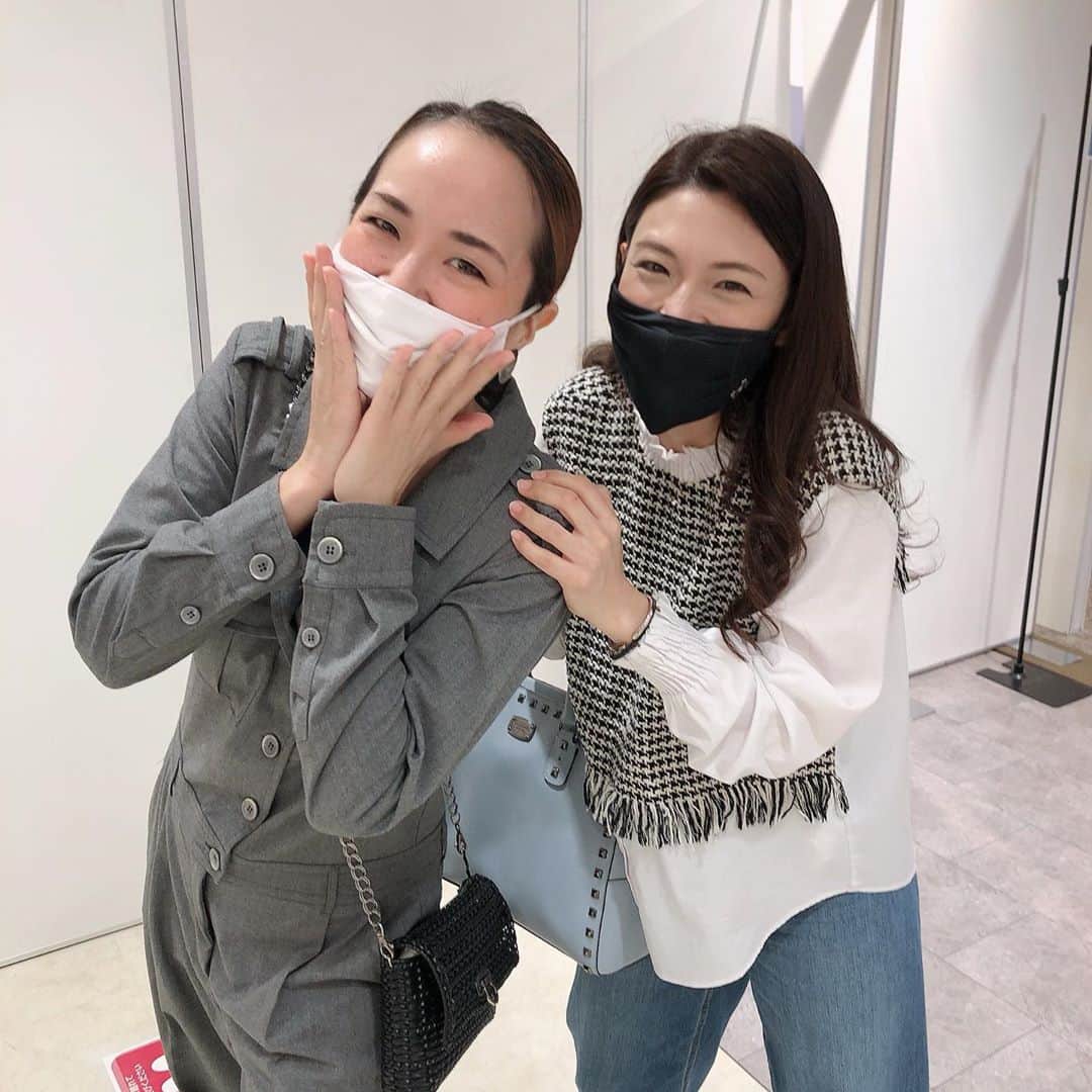 貴千碧のインスタグラム：「連日沢山の方との再会❤️❤️😭‼️ みんなー‼️会いたかった😭✨ 日比谷まで足をお運び頂けることの幸せを噛みしめてます。 上級生、下級生、日頃お世話になってる方々や大好きな人たちと☺️🙏 そして2日目にして又々新しい嬉しいご縁も…☺️🙏❤️ ありがとうございますという言葉では足りないくらい本当に感謝の気持ちでいっぱい✨🙏💐  明日も佳き日になりますように☺️✨✨  皆様、本当に本当にありがとうございます‼️‼️  #幸せ」