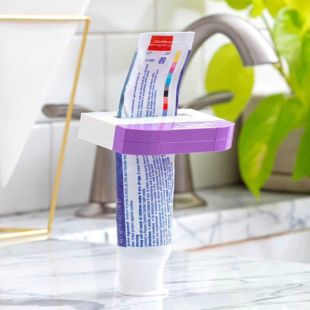 LEGOさんのインスタグラム写真 - (LEGOInstagram)「Clean design makes for clean teeth with this sleek brick-built toothbrush holder hack plus bonus toothpaste squeezer. 🦷😁 #LEGOHacks #RebuildTheWorld #toothbrushholder」10月29日 0時00分 - lego