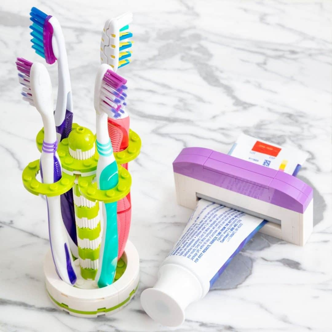 LEGOさんのインスタグラム写真 - (LEGOInstagram)「Clean design makes for clean teeth with this sleek brick-built toothbrush holder hack plus bonus toothpaste squeezer. 🦷😁 #LEGOHacks #RebuildTheWorld #toothbrushholder」10月29日 0時00分 - lego