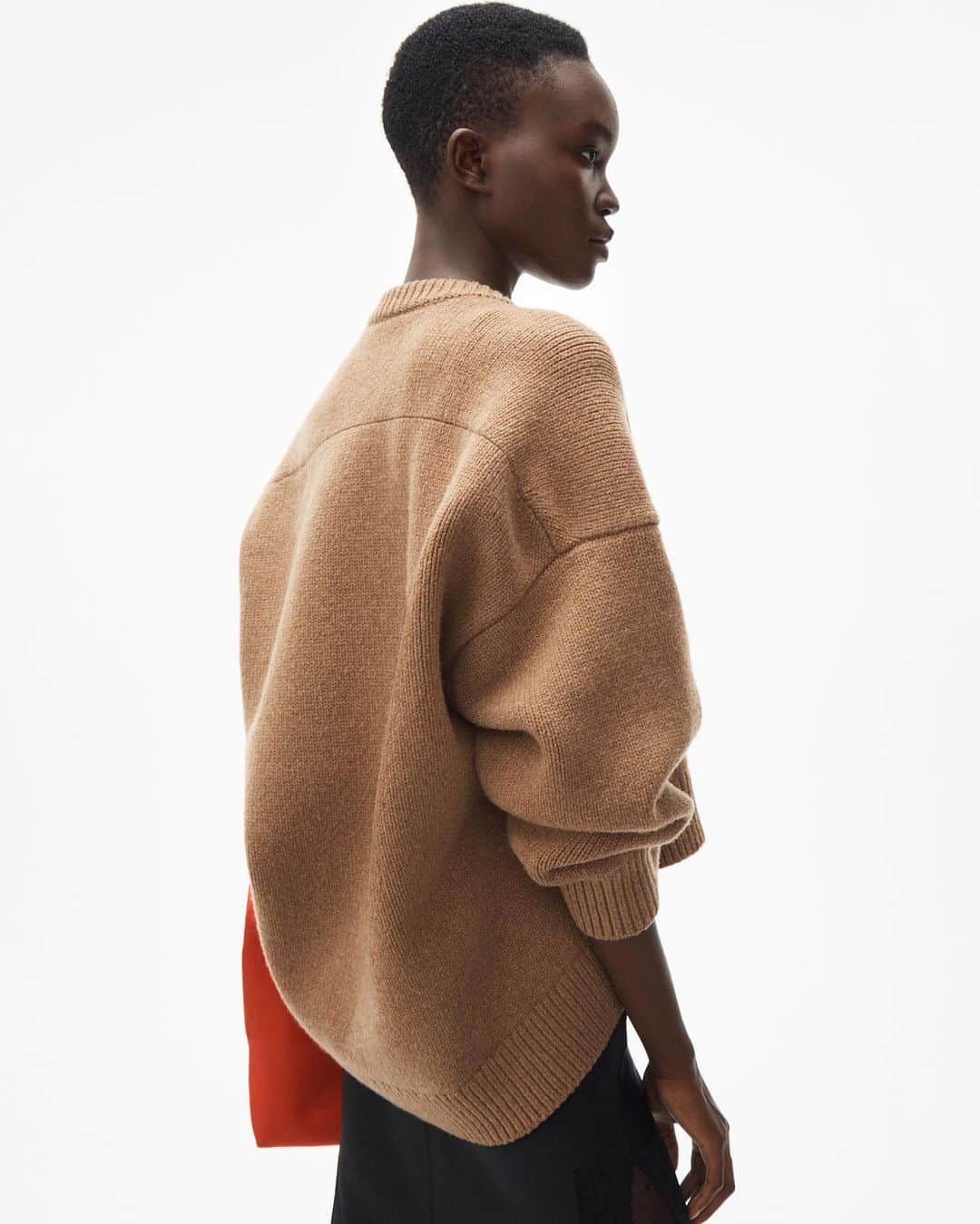 アレキサンダー・ワンのインスタグラム：「The temp is dropping and so is our knitwear.」