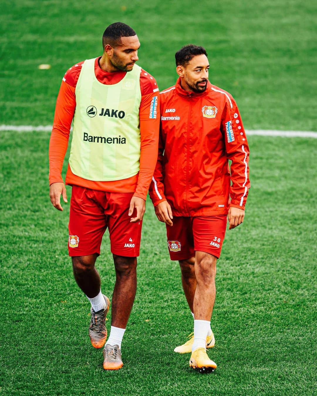 バイエル・レバークーゼンさんのインスタグラム写真 - (バイエル・レバークーゼンInstagram)「What are you talking about? 😂😂 @karimbellarabi @jonathantah_  #UEL #SLAB04」10月29日 0時01分 - bayer04fussball