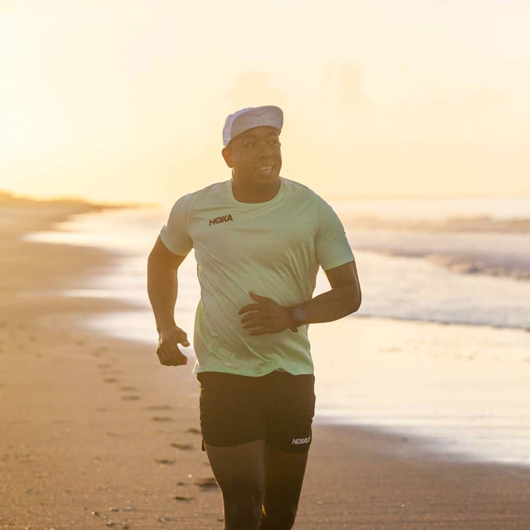 ホカオネオネのインスタグラム：「"I’ve been running my whole life. When I lived in Kansas City, MO (where I grew up), we were poor. We would have to walk to my grandmother’s house or our friends’ houses - it didn’t matter if it was cold or hot. And when we would get tired of walking, we would just start running, so we ended up running everywhere we went. I got into other sports as I went through school, but I always ran. It felt like I was defying gravity when I was running. I was a sprinter, and I just felt like I wasn’t even touching the ground. I used to always take off my shoes because I could feel my toes barely touching the pavement, and that’s when I knew I was going fast.  I started training people 20 years ago, and then started officially coaching/personal training about 10 years ago. It’s something I’ve always enjoyed because I enjoy people. I enjoy the physical aspect, but it’s not the main thing - it’s seeing people do something they once thought was impossible. I have learned that most people think that they want the physical change, but that they’re really looking for something more than the physical - the release of stress, the change of mindset, self-belief, self-respect, or maybe resilience.    When I was in San Diego in early 2000, I got to meet Eric Gilsenan. He asked me if he could send me a pair of HOKA shoes to show his appreciation for all I was doing for the endurance community. Little did I know that this interaction would lead me to a company of people that not only cares about selling a product, but that cares about how people feel about themselves. HOKA wants to give people the freedom to be who they are at any given time, in any way, shape, or form - whether it’s through running, through triathlon, or through outreach to the community/being an activist for change.   HOKA has shown me that we have a bigger purpose within the endurance community than we know. I always try to set an example for anyone who is watching, and HOKA does the same thing. This is where I’m meant to be."   - Morgon Latimore (@coachmorgonlatimore) #HumansofHOKA #TimeToFly」