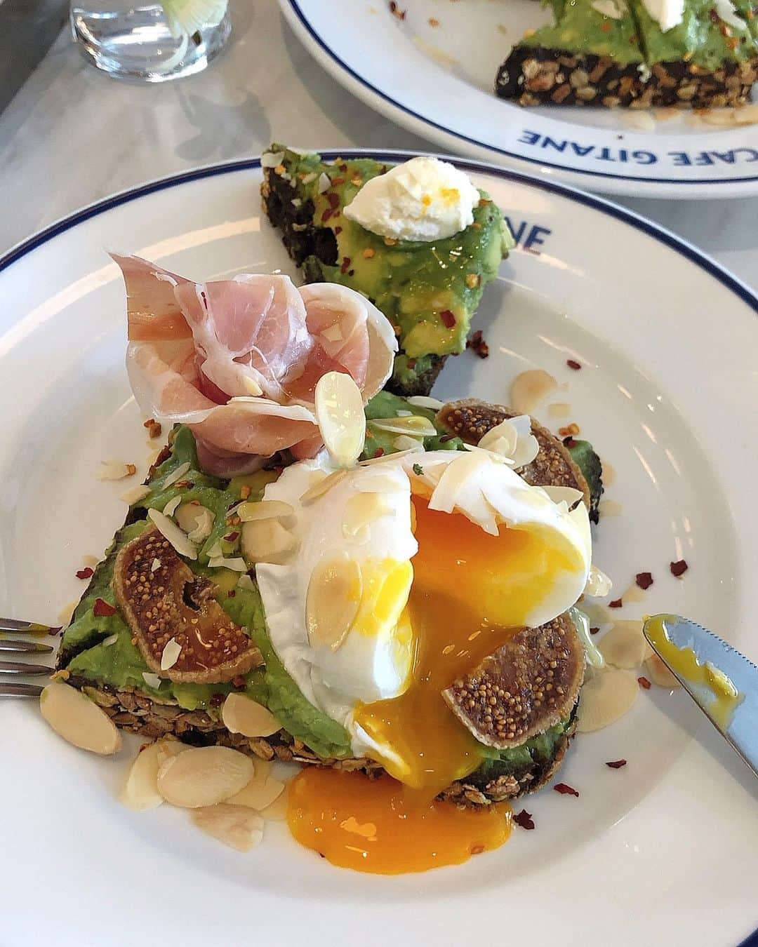 渡辺梨夏子さんのインスタグラム写真 - (渡辺梨夏子Instagram)「🥑🥑🥑  お家でも再現したくなっているアボカドトースト。（ポーチドエッグと生ハムとイチジクがon）可愛すぎるランチにきゅんでした♡ そしてちょっぴりドタバタしていたイベントが一先ず終わって、今月も終わりが見えてきた〜！！本当にあっという間🍁  #恵比寿#渋谷#代官山 #恵比寿カフェ#恵比寿ランチ #めも#記憶の記録#週末記録」10月29日 0時13分 - riiiico462