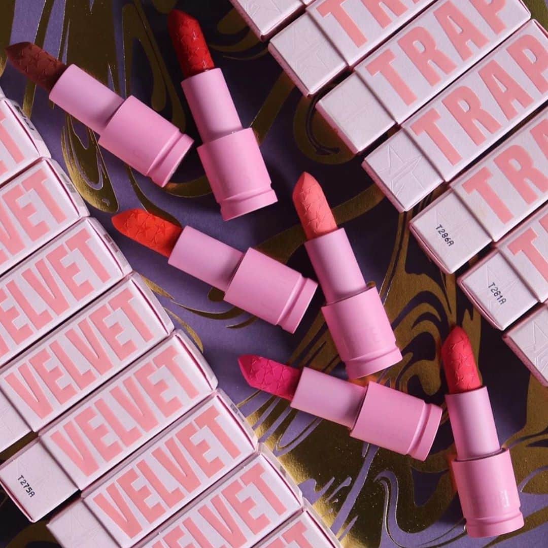 Jeffree Star Cosmeticsさんのインスタグラム写真 - (Jeffree Star CosmeticsInstagram)「Who else has fallen in #VELVETTRAP 🎀 What’s your favorite shade? 🌟 Photo by: @literallylewis2.0 #jeffreestarcosmetics」10月29日 0時08分 - jeffreestarcosmetics