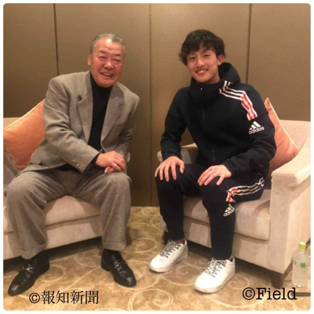 福本豊さんのインスタグラム写真 - (福本豊Instagram)「こんばんは。 周東選手11試合連続盗塁おめでとう。 いや、おめでとうは明日の新記録達成まで置いとこかな。 最近毎日ホークスの試合を観ていました。 周東選手が走ってるのを見るのが楽しいねん。 まるで自分がグラウンドにいるような気持ちになる時もあるしね。 11試合連続盗塁は凄い。 47盗塁も凄い。 けど何より毎試合出塁してるのが凄い。 いつも笑い話みたいに言われますが「盗塁の秘訣は…まず塁に出ること」やからね。 写真は今年の１月に報知新聞の企画で周東選手と対談した時のものです。育成出身やということで何となく勝手に自分と重ね合わせてしまうところもあって（ドラフト７位は今なら育成みたいなもんやしね）それからずっと気にして見ていました。 ホンマもんやと思います。 １試合に２つエラーした日に居残り練習をしていたと聞いて「試合に出る」ということにきちんと向き合う姿勢が凄いなと思いました。試合に出ないと打席は回ってこないからね。 周東選手が注目されることで『盗塁』が注目され、いろんなところでボクの名前を出してもらえてます。ありがとう。それを見た人がネットで「福本豊って誰やねん？」って見てくれることもあるかもしれんやん。 今度は周東選手の足を止めるためにきっといろんな研究されます。そこからまたますます面白くなってきますよ。そう言えば若菜嘉晴くんが「福本さんの盗塁を刺したことで認められて試合に出られるようになった」と話してくれたことがありました。各チームの若い捕手は周東選手の足を止めることで認められるチャンスがあるかもしれへんよ。  走れば走るほど楽しく、面白くなってくるのが「盗塁」だからとにかく「怪我」だけには気を付けて欲しいです。 孫みたいな歳の周東選手へ…野球じーさんより #福岡ソフトバンクホークス #周東佑京 選手 #11試合連続盗塁 #日本記録 #走ってるのを見るのが楽しい #11試合連続盗塁は凄い #47盗塁も凄い #何より毎試合出塁してるのが凄い #盗塁の秘訣はまず塁に出ること #育成出身やということで何となく勝手に自分と重ね合わせてしまう #ホンマもんや #試合に出るということにきちんと向き合う姿勢 #試合に出ないと打席は回ってこない #周東選手が注目されることで盗塁が注目される #ボクの名前もw #福本豊って誰やねん #若菜喜晴 氏 #周東選手の足を止めることで認められるチャンス #走れば走るほど楽しく面白くなってくるのが盗塁 #怪我だけには気を付けて #野球じーさん #朝日放送 #サンテレビ #報知新聞 #おは土 #暫定野球界最高齢インスタグラマー #大阪観光大使 #阪急ブレーブス #背番号７ #福本豊」10月29日 0時09分 - yutakafukumoto_official