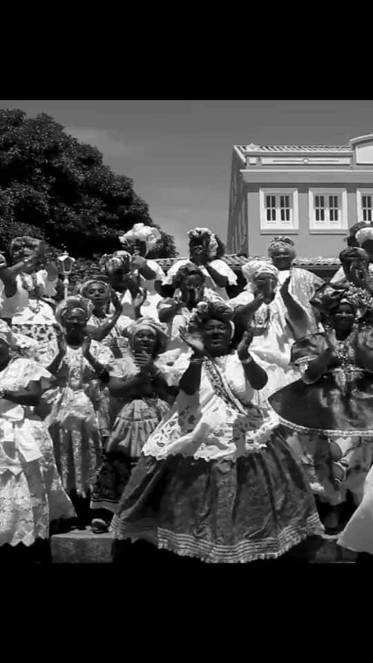 マリオ・テスティーノのインスタグラム：「BAIANAS, SALVADOR #2020 #ABeautifulWorld #Brazil #Baianas #MarioTestino #CandeSalles  @marin4firma @casa.baluarte @philippekliot @joanamariani @janski20 @reginamendes @oliviermourao.art」