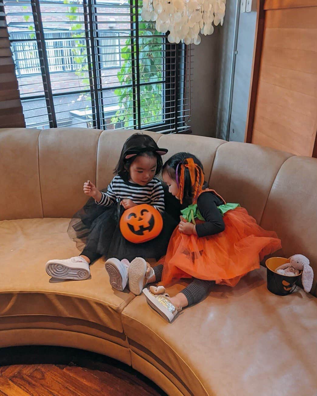 のインスタグラム：「. . Happy Halloween🦇🕸 . ハロウィン仕様のヘアゴムを見つけてつけてみたらダンサーみたいになってしまった🎃(娘よごめん笑) . #halloween #babygirls #ハロウィン #ハロウィンパーティー #ハロウィンコスプレ #1歳10ヶ月 #女の子ベビー」