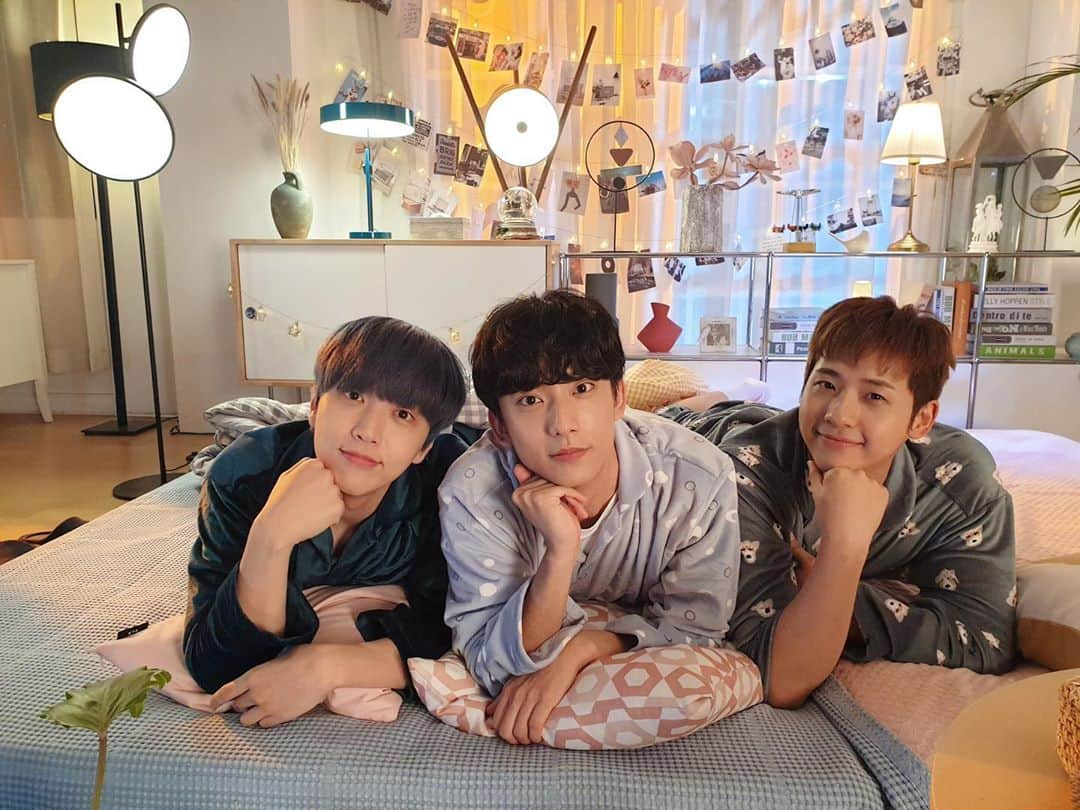 B1A4さんのインスタグラム写真 - (B1A4Instagram)「B1A4 X LieV - B1A4의 눕방라이브! 📸 ⠀ B1A4와 함께 한 눕방라이브‼️ 모두모두 굿밤🌙 ⠀ #B1A4 #영화처럼 #Origine」10月29日 0時20分 - b1a4ganatanatda