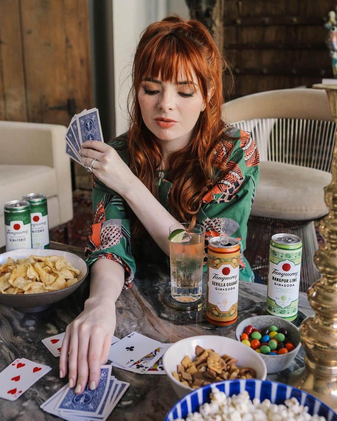 ジェーン・アルドリッジのインスタグラム：「#ad Gin is my favorite spirit and Tanqueray is a mainstay in our home bar, so naturally I am super excited about the new @TanquerayUSA canned gin cocktails. We’ve been enjoying them at home on our game nights and movie nights, with resounding approval from my quarantine pod. These #craftgincocktails were tested by master mixologists so they really taste like they’ve just been poured at a fancy bar. I break out my fanciest ice cubes for these! Try them and tell me how you like them. I’m into it. #GinIsIn」