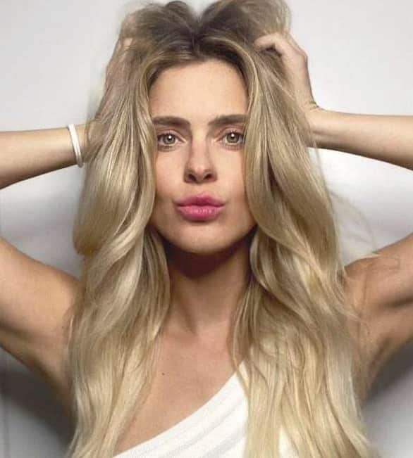 カロライナディークマンのインスタグラム：「tamanho do cabelo, corte, tom do loiro...  isso eu até mudo,  e adooooro mudar, mas desde que conheci Inoa, não abro mão.  a coloração permanente sem amônia de @lorealprobr é o que mantém esse cabelão saudável o ano todo.  peça pro seu cabeleireiro  e #descubrainoa  vc tb...  #ad 🤍」