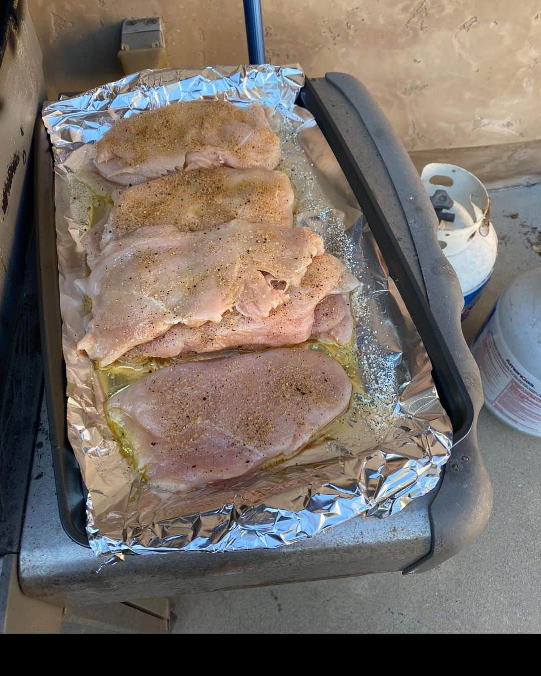 ストーン・コールド・スティーブ・オースチンのインスタグラム：「Road trip meal prep for Straight Up Steve Austin per my nutrition coach @christinedwallace. Christine does online programs and is top notch. If you’re trying to tighten up and get in shape, send her a DM. She knows her stuff. And that’s the bottom line.  Broken Skull IPA not included.  Thanks @famousbouncers for the recommendation.  #mealprep  #nutrition #macros」