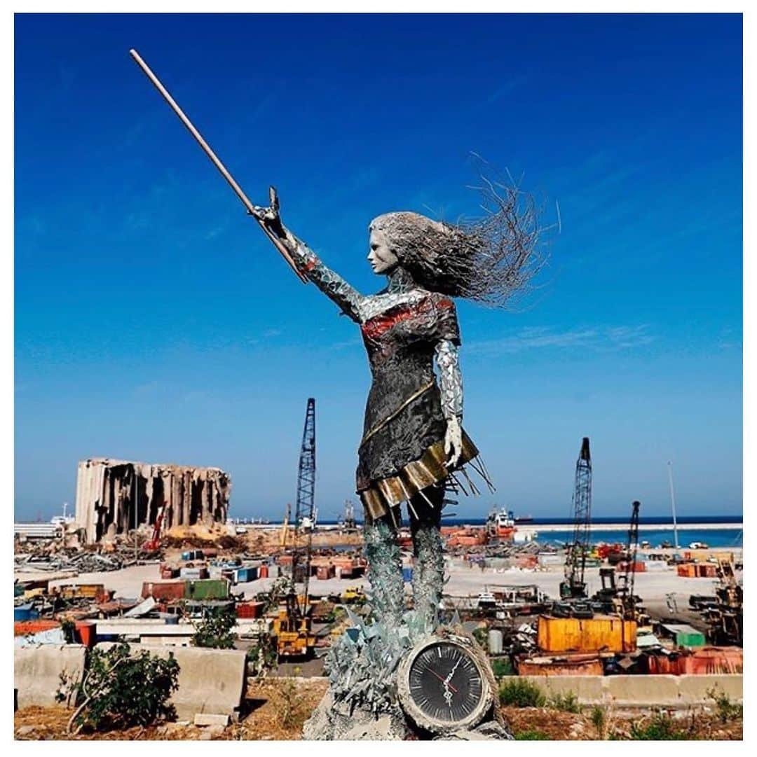 トーマス・サドスキーさんのインスタグラム写真 - (トーマス・サドスキーInstagram)「This is extraordinary. Art is lifted and lifts us from the ashes. ❤️ 🇱🇧 Bravo @hayat_nazer_v and thank you!  Repost from @rebuild_beirut - This statue, made from the twisted metal and debris from the explosion that ripped through Beirut on 4 August, stands proud in the shadow of destruction. The figure of a woman, by Lebanese artist Hayat Nazer, includes a broken clock marking the time the blast hit the city (6:08pm). "The explosion broke my heart. I was just devastated. I was traumatised, but honestly, all of us in Lebanon are traumatised… When I'm feeling that way I just try to help, and fix and heal through art, so this is my way of accepting reality and trying to build my people back up," the artist told CNN. (Joseph Eid/AFP/Getty Images) #Art #Lebanon #Beirut #Statue #Sculpture #bbcnews #rebuildbeirut #livelovebeirut  via @bbcnews」10月29日 0時33分 - thomas_sadoski