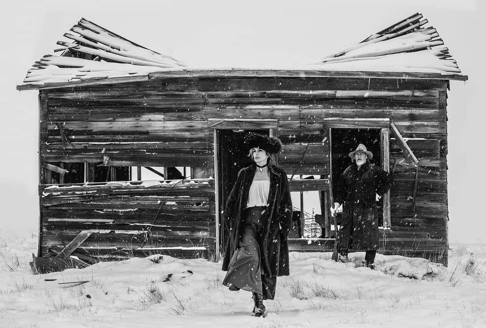 シンディ・クロフォードさんのインスタグラム写真 - (シンディ・クロフォードInstagram)「When an early Montana snowfall creates the perfect backdrop. Loved being back in @davidyarrow’s Wild West!」10月29日 0時35分 - cindycrawford