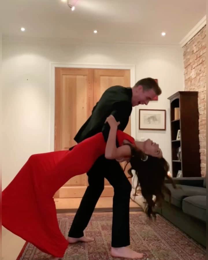 Diipa Büller-Khoslaのインスタグラム：「Find someone who parties with you in all conditions between -20 degrees and +20 degrees ❤️ @olegbuller Tag your dance partner below.」