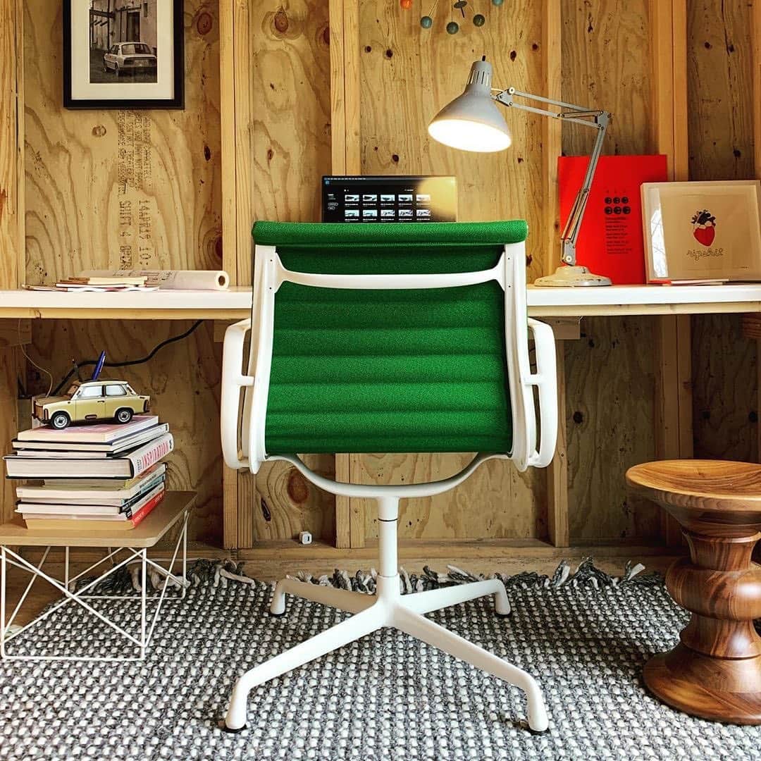 Herman Miller （ハーマンミラー）さんのインスタグラム写真 - (Herman Miller （ハーマンミラー）Instagram)「No two home offices are alike—and that’s how we like it. Let's celebrate unconventional workspaces that are full of personality and resourcefulness. Whether you're working in the living room, the dining room, or your backyard share your unique setup on Instagram with #UnexpectedOffice and tag @hermanmiller for a chance to win a $5000 home office upgrade from Herman Miller. Accepting entries October 26–November 2. Link in bio for terms and conditions.  📸  @timwykeham」10月29日 0時41分 - hermanmiller