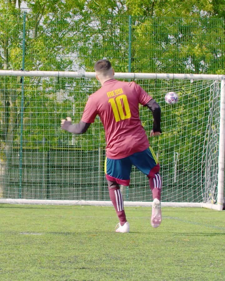 F2Freestylersのインスタグラム：「@footballsantander set us the challenge of putting together the ultimate UEFA Champions League penalty shoot out! 🎯  New video link in bio ➡️🎥⚽️  Comment below ⬇️ who you think is the greatest ever penalty taker ⚽️🥅 #AD #UCL」