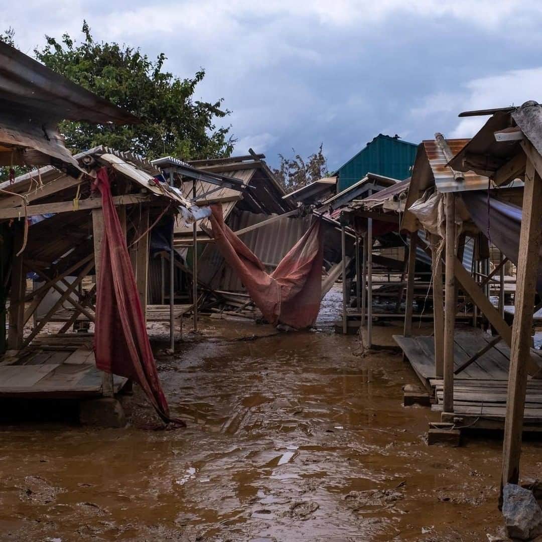 unicefさんのインスタグラム写真 - (unicefInstagram)「The worst storms in over 20 years have left a trail of devastation across Viet Nam. The aftermath, destroyed homes, schools and extreme flooding, has left over 2.5 million children at risk. With health care disrupted and a lack of clean water, the risk of COVID-19 remains high. UNICEF is on the ground with partners, supporting families with emergency food, water and education supplies. © UNICEF/UN0354393/Pham/AFP-Services」10月29日 0時46分 - unicef