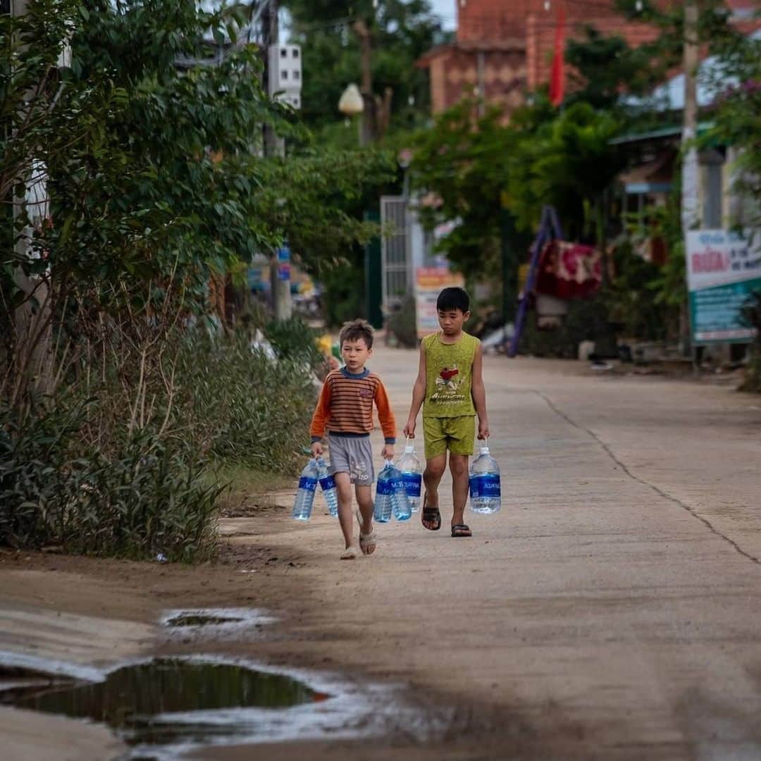 unicefさんのインスタグラム写真 - (unicefInstagram)「The worst storms in over 20 years have left a trail of devastation across Viet Nam. The aftermath, destroyed homes, schools and extreme flooding, has left over 2.5 million children at risk. With health care disrupted and a lack of clean water, the risk of COVID-19 remains high. UNICEF is on the ground with partners, supporting families with emergency food, water and education supplies. © UNICEF/UN0354393/Pham/AFP-Services」10月29日 0時46分 - unicef