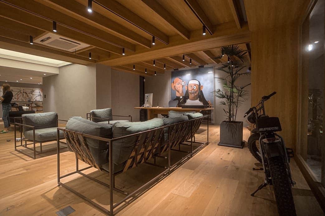 余文樂のインスタグラム：「New office My first time designing my own office!! Thank you so much for your help @oscarjang」