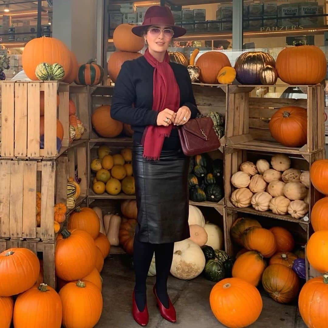 サルマ・ハエックさんのインスタグラム写真 - (サルマ・ハエックInstagram)「Pumpkin Season 🎃 ✨  La temporada de calabazas. 🎃 ✨   #autumn #halloween #pumpkin」10月29日 0時56分 - salmahayek